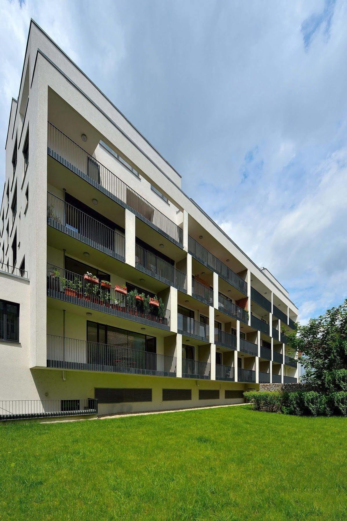 Ambiente Serviced Apartments - Dunajska Братислава Екстериор снимка