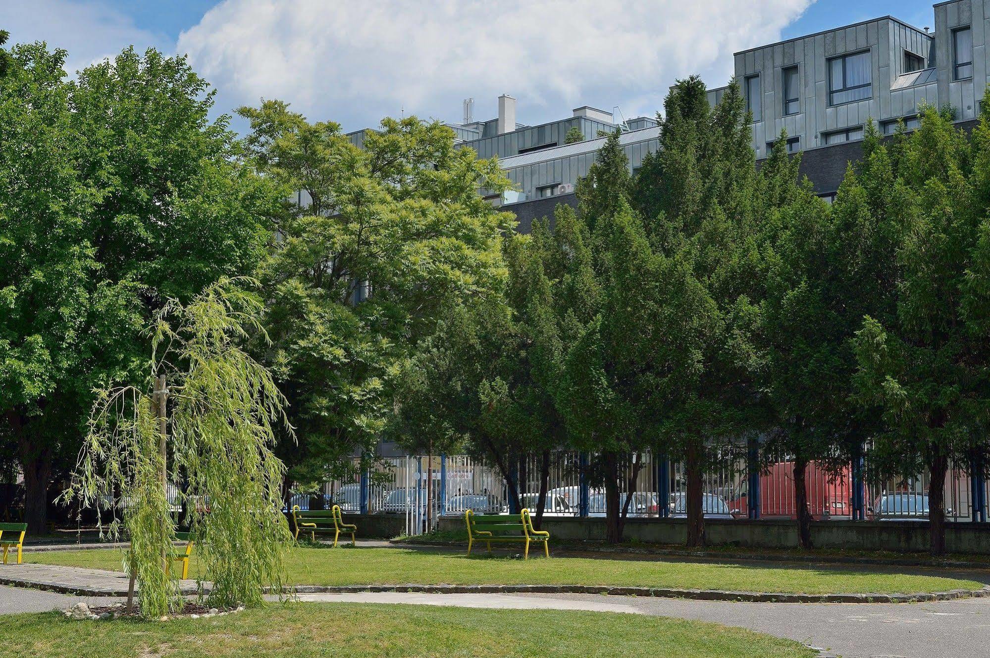 Ambiente Serviced Apartments - Dunajska Братислава Екстериор снимка