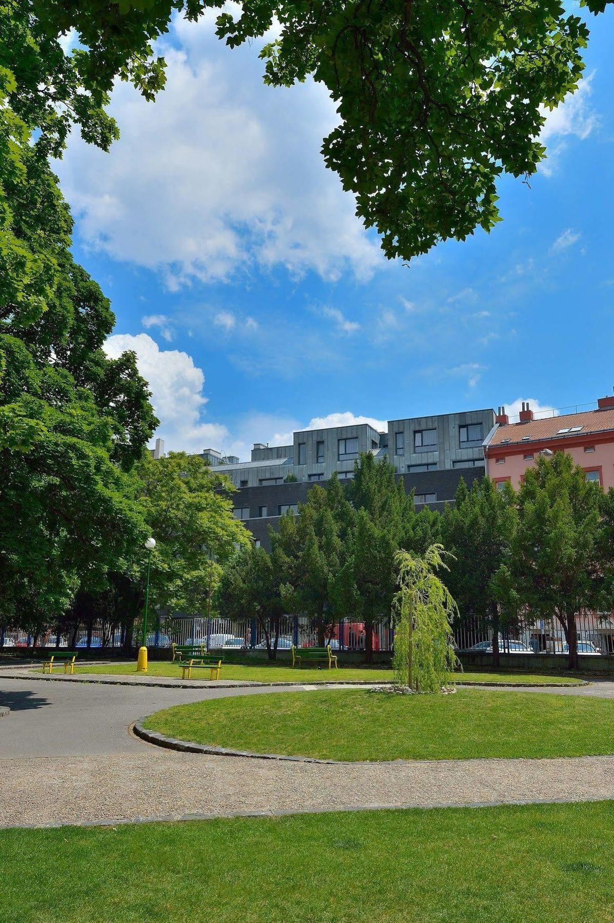 Ambiente Serviced Apartments - Dunajska Братислава Екстериор снимка