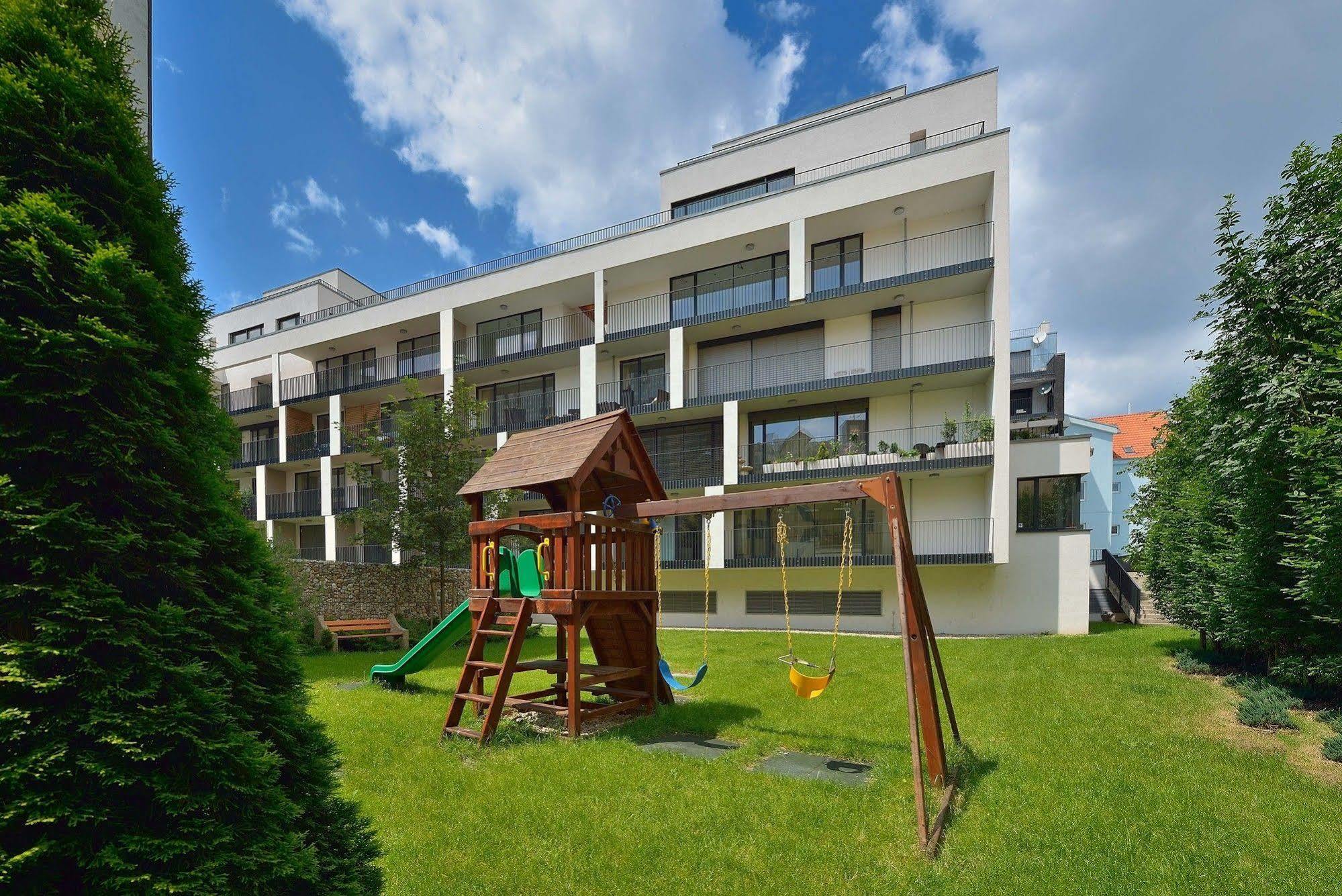 Ambiente Serviced Apartments - Dunajska Братислава Екстериор снимка