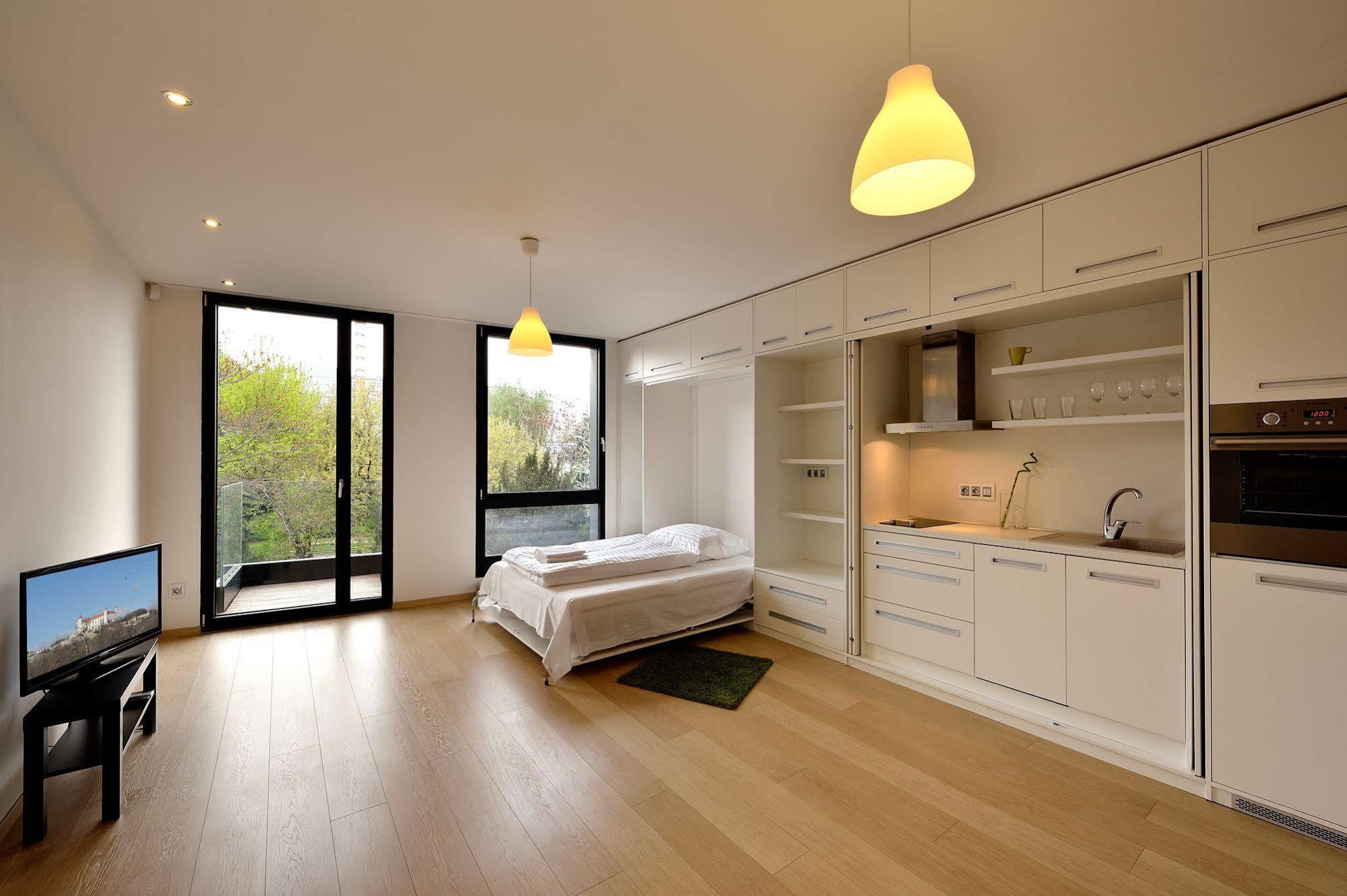 Ambiente Serviced Apartments - Dunajska Братислава Екстериор снимка